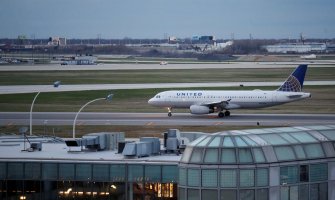 Putnik izašao na krilo dok se avion kretao po pisti