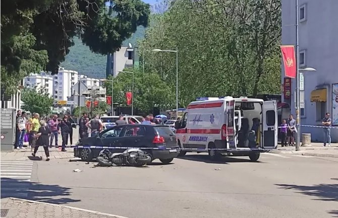 Povrijeđen motociklista u Baru, nakon sudara  preletio preko haube automobila