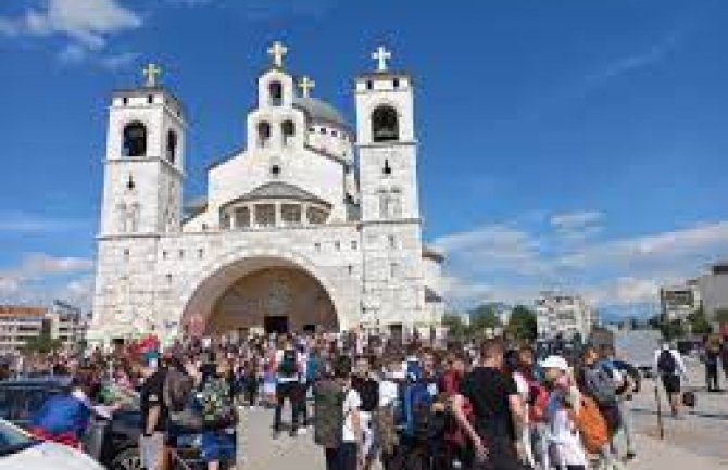 Vjernici krenuli pješke iz Podgorice na hodočašće prema Ostrogu