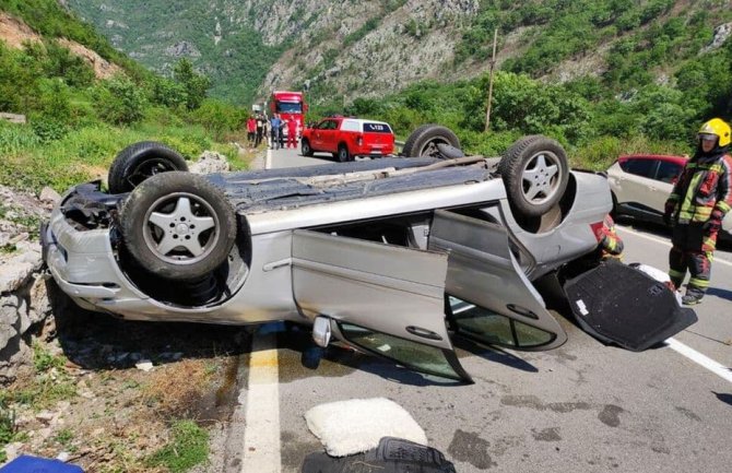 Automobil završio na krovu, vozač bez povreda