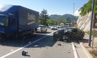 Saobraćajna nesreća na putu Cetinje - Budva, povrijeđena jedna osoba