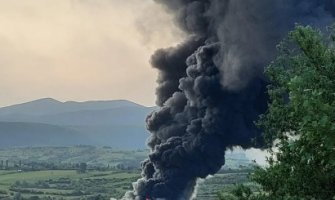 Bihać: Veliki požar u fabrici, vatrogasci i policija pokušavaju da ugase vatru