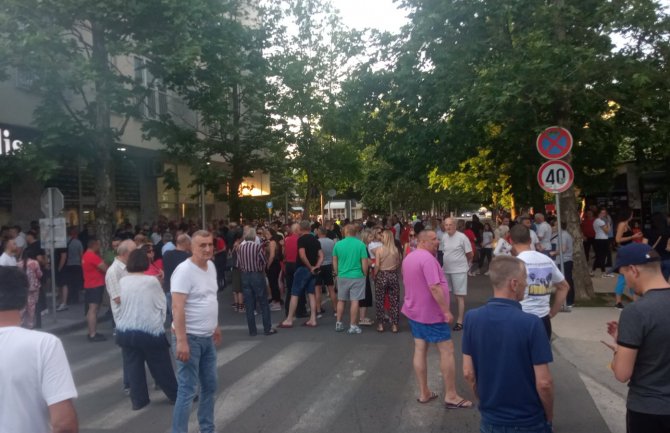 Protest u Nikšiću zbog uklanjanja zastave sa zgrade Opštine