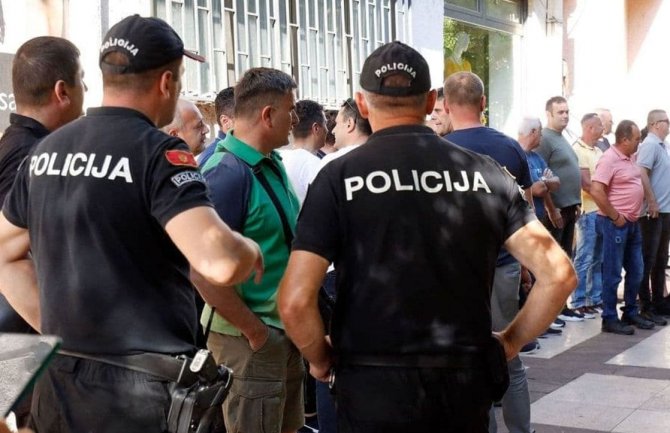 Policajci nezadovoljni statusom u državi, prvi put  protestovali pred Vladom