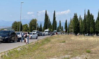 Bivši radnici MA blokirali saobraćajnicu prema aerodromu