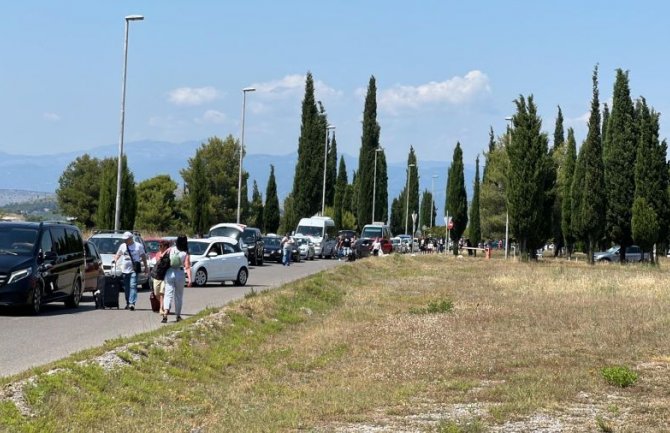 Bivši radnici MA blokirali saobraćajnicu prema aerodromu