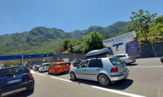 Počele vikend gužve: Sve više građana spas od vrućine traži pri moru