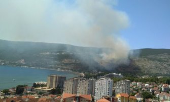 Kuće odbranjene, u borbi sa vatrom 35 vatrogasaca sa mještanima