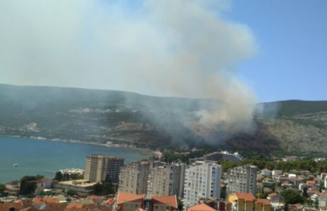 Kuće odbranjene, u borbi sa vatrom 35 vatrogasaca sa mještanima