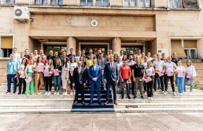 Adžić: Budite lojalni državi, poštujte Ustav i zakone