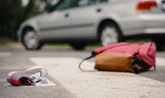  Žena  udarila automobilom šesnaestogodišnjaka, nakon čega je pobjegla