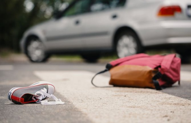  Žena  udarila automobilom šesnaestogodišnjaka, nakon čega je pobjegla
