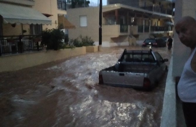 Grčku pogodilo nevrijeme, poplavljene ulice, hoteli, bujica nosila vozila