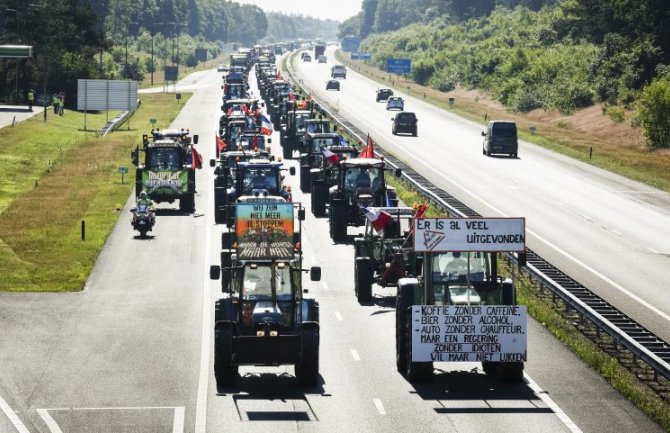 Širom Evrope protesti farmera, u Njemačkoj i Holandiji blokirali puteve, saobraćajnice, mostove...