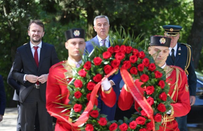 Đukanović položio vijenac na spomenik Partizanu borcu