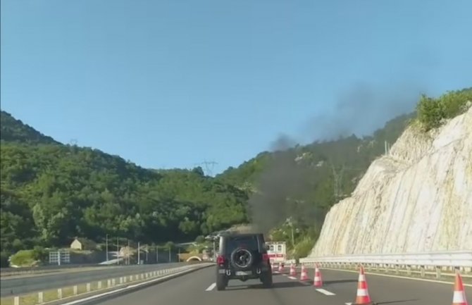 Dva auta se zapalila na autoputu, motociklisti se zaustavili u tunelu da zapale cigaretu