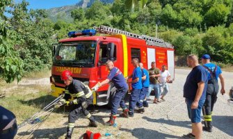 Vatrogasci izvukli ženu iz provalije u blizini Donjeg manastira Ostrog