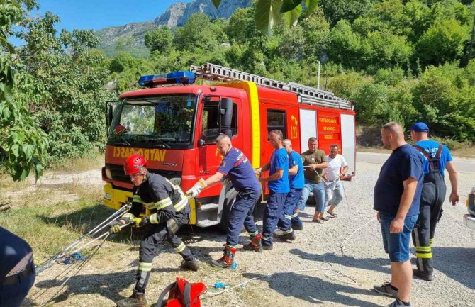 Vatrogasci izvukli ženu iz provalije u blizini Donjeg manastira Ostrog