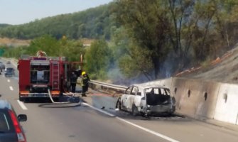 Zapalila se dva automobila na auto-putu Beograd – Niš (Video)