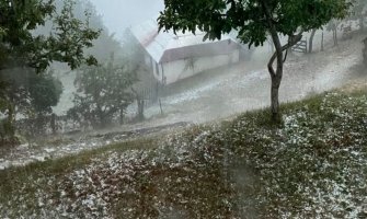 Nevrijeme zahvatilo i Petnjicu: Oluja zaustavila saobraćaj, grad ostao bez struje