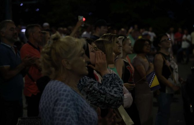  Građani i dalje ispred zgrade OHR-a u Sarajevu, najavili da će tu ostati cijelu noć