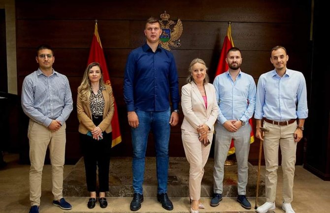 Crno na bijelo: Povećanjem iznosa kredita i stipendija ulažemo u najbolje i njihovo znanje