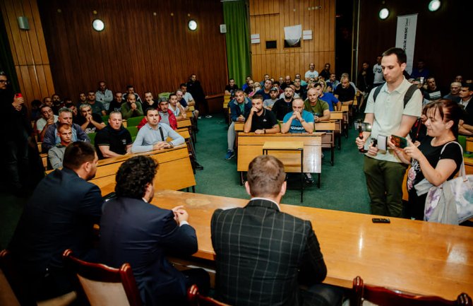 Radnici prihvatili Abazovićev poziv na sastanak, očekuju pomoć Vlade