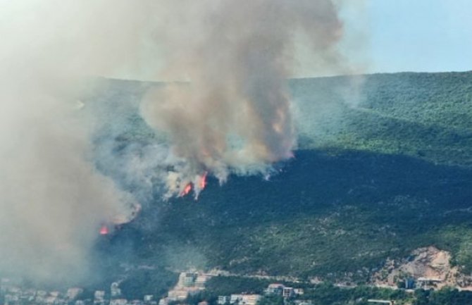 Požar iznad Njivica i dalje aktivan, životi ljudi i imovina nijesu ugroženi