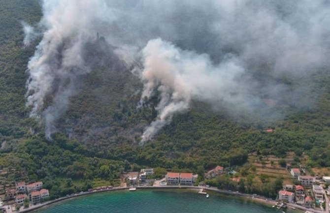 Požar u Stolivu nije pod kontrolom, u gašenju uključen helikopter