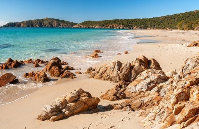 U torbama turista pronađeno 22 kg pijeska i školjki sa plaža na Sardiniji