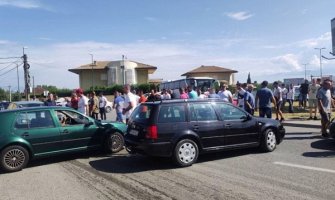 Zećani blokirali saobraćajnicu; pozivaju poslanike da dođu nakon sjednice