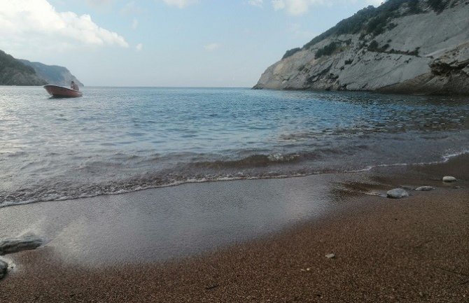 Spašene dvije žene sa plaže Crvena stijena