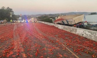 Kalifornija: Na auto-put se prosule tone paradajza, izazvano sedam sudara