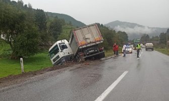 Kamion iskliznuo sa kolovoza kod mjesta Ravna Rijeka