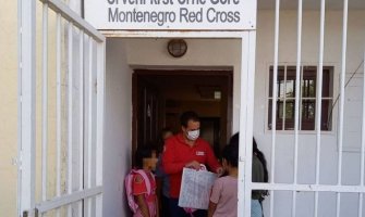 Crveni krst obezbijedio školski pribor za 240 učenika RE populacije