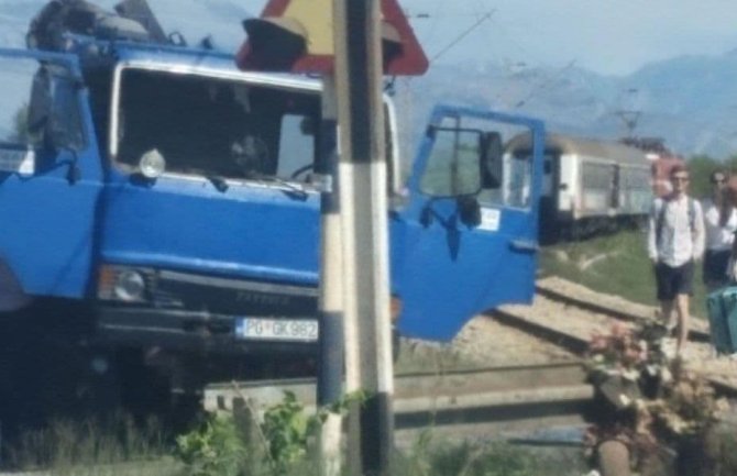 Udes u Zeti: Sudarili se voz i kamion, jedna osoba u Urgentnom bloku