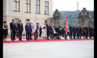 Predsjednik Češke, iako je zbog bolesti u kolicima, ustao kada je intonirana himna Crne Gore