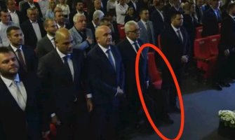 Sveštenik sjedio tokom intoniranja himne: Kovačević prvo pozdravio predstavnike SPC