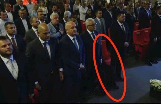 Sveštenik sjedio tokom intoniranja himne: Kovačević prvo pozdravio predstavnike SPC