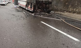 Na Brajićima gorio autobus, saobraćaj u prekidu