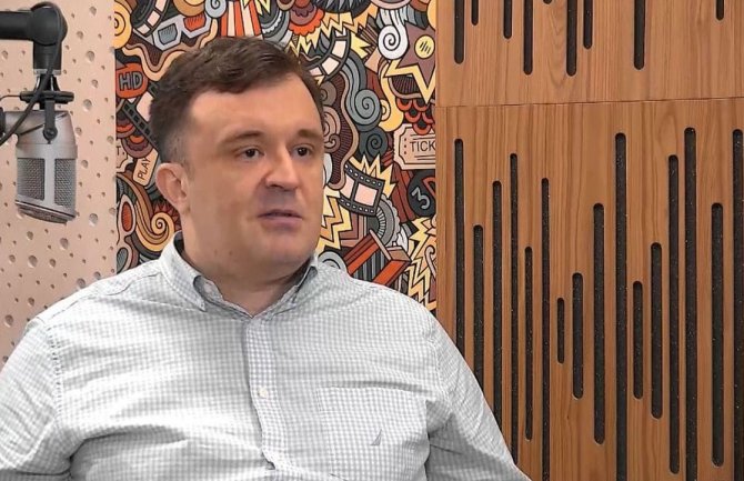 Vujović: Zar bi Britanci nekome pakovali šverc cigareta; Jedina opcija su izbori