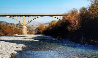 Tri osobe lišene slobode zbog krađe šljunka iz rijeke Morače