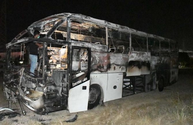 Pakistan: Zapalio se autobus, poginulo najmanje 18 osoba