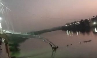 Srušio se most u Indiji: Stotine ljudi upalo u rijeku, stradalo najmanje 40 osoba