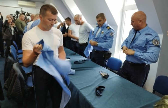 Oko 300 srpskih policajaca i komandira sa Kosova i formalno predali ostavke