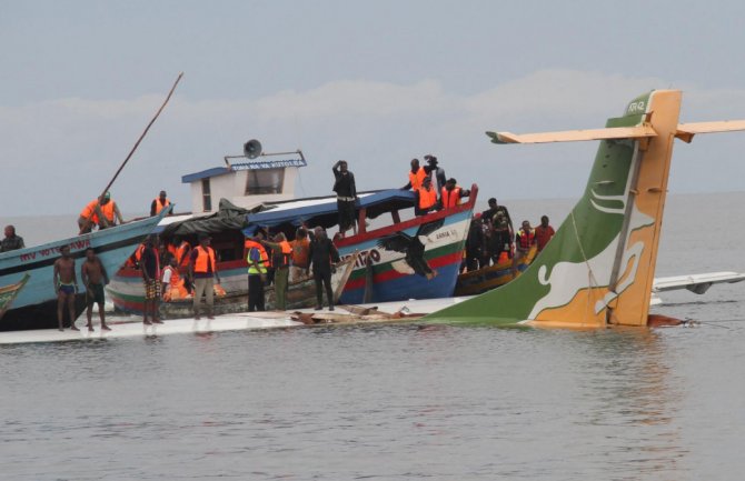 Avion se srušio u Viktorijino jezero, poginulo 19 ljudi: 