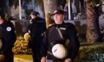 Kako i priliči: I policajac pjevao 'Crna Goro miriše proljeće' (Video)