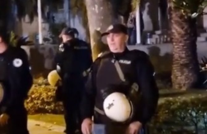 Kako i priliči: I policajac pjevao 'Crna Goro miriše proljeće' (Video)