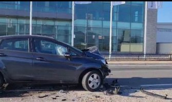 Automobil završio na šinama: Dvije osobe povrijeđene u udesu kod Tuzi