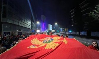 Prema procjenama organizatora na protestu IMA NAS oko 20.000 ljudi, Probudili su inat, a tada Crnu Goru niko ne može pobijediti!